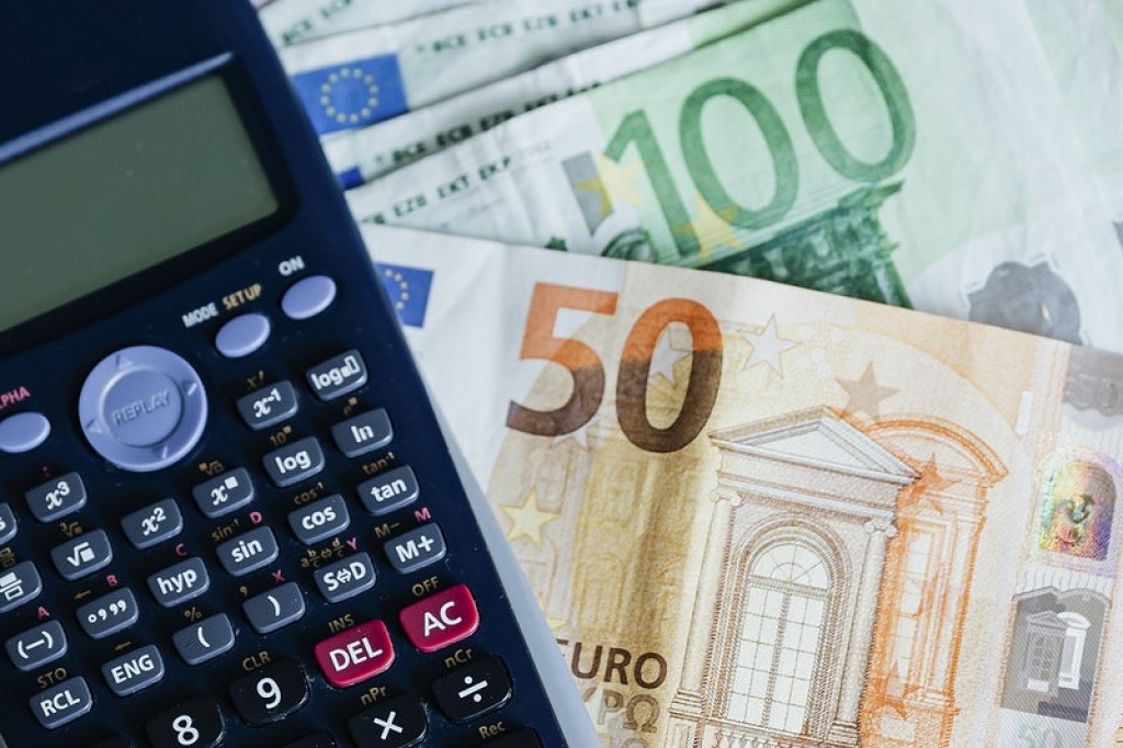 UNSAR: Din 100 lei incasati pe ...