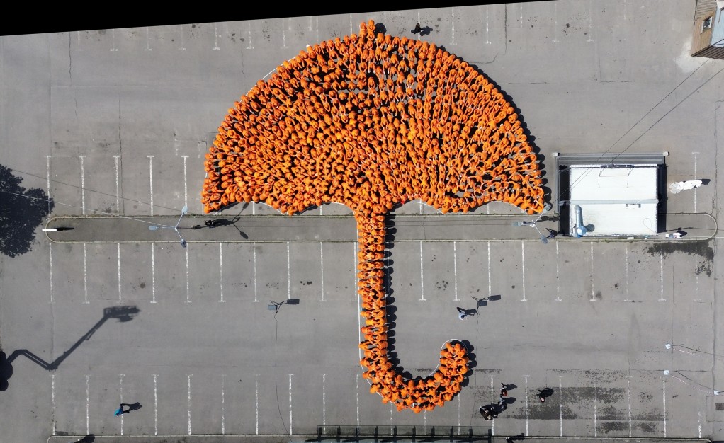 NN Romania a atins recordul GUINNESS WORLD RECORDS™️ pentru cea mai mare imagine a unei umbrele formate din oameni