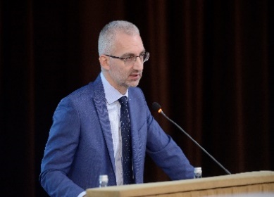 A person in a suit and tie

Description automatically generated with low confidence