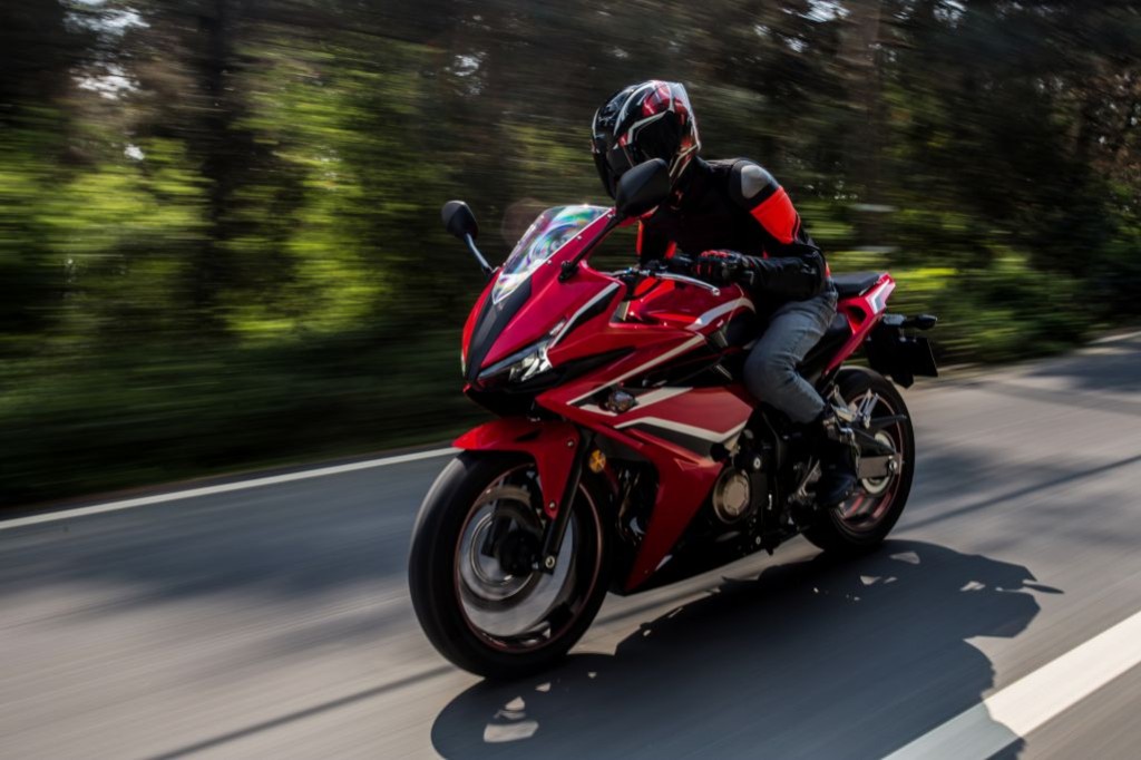 Motociclistii vor circula mai usor in trafic! Legea votata de Parlament