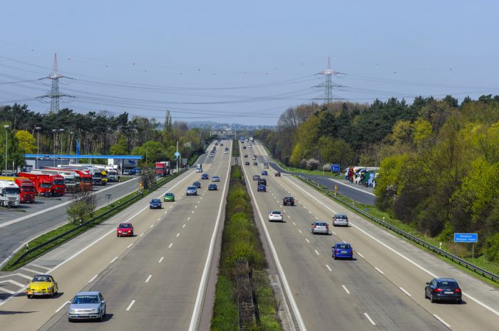 Piata auto scade cu peste 20% in ...