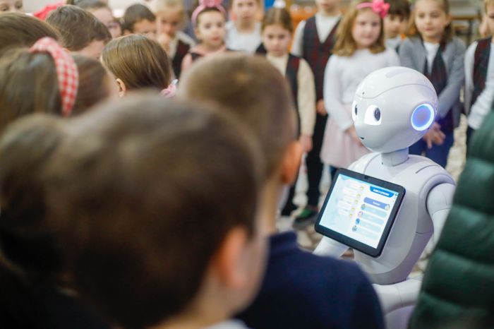 Robotelul Pepper incepe turneul national de educatie financiara